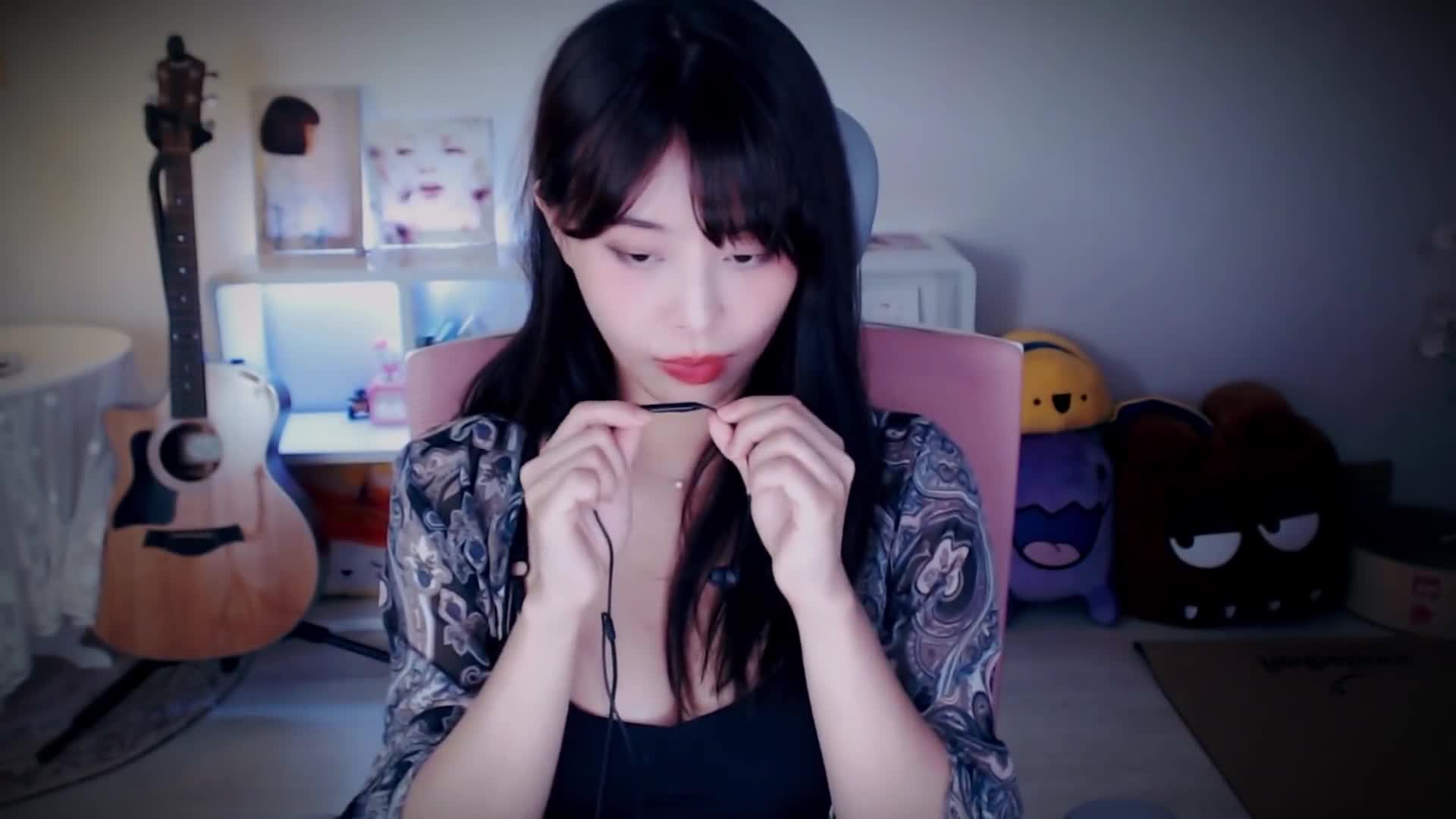 Earphone-nibbling-l-MIMO-ASMR