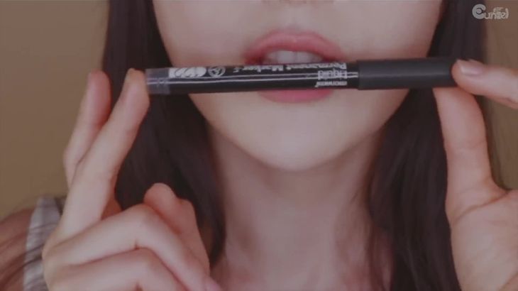[在线ASMR]ASMR-Plastic-Pen-Nom-컴싸-먹방-ペンを食べる-吃一支笔