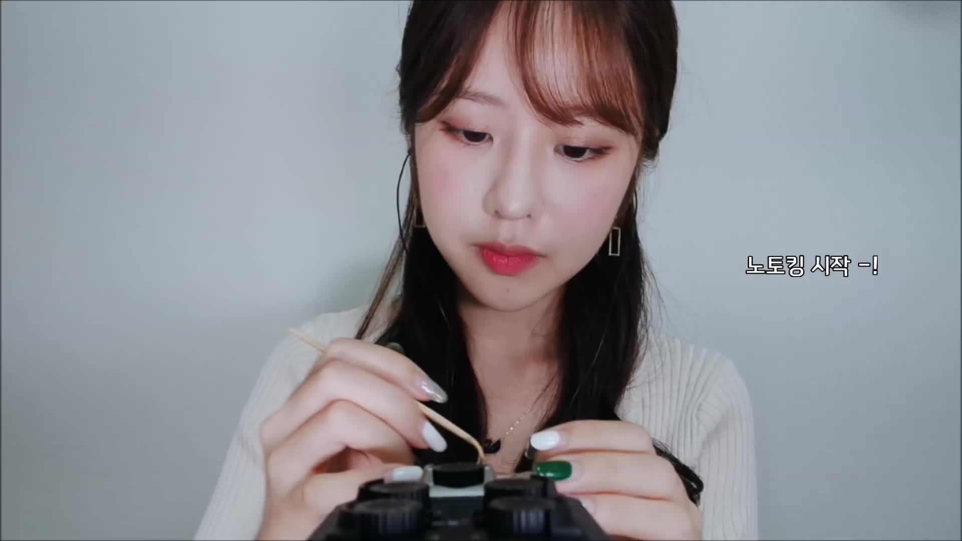 ASMR-나무귀이개로-버석버석한-귀청소!-Ear