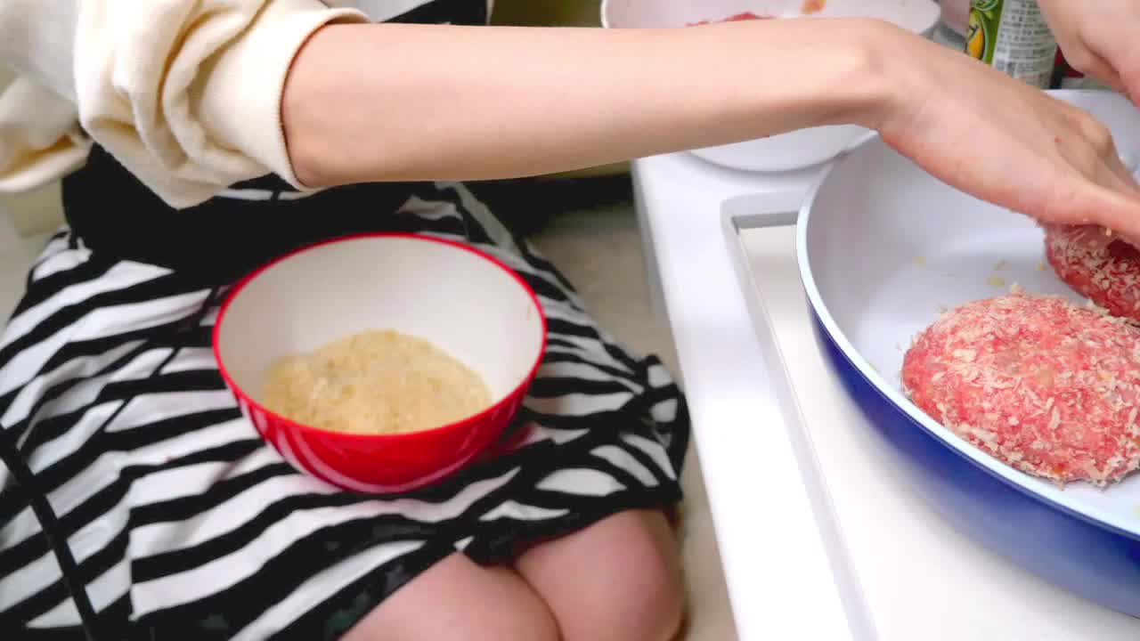 ASMR@利香 ふりふりエプロンでお料理配信