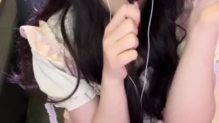 【抖音灵儿】甜美声优ASMR搓麦摩擦舔耳丝袜高跟哄睡福利视频 28