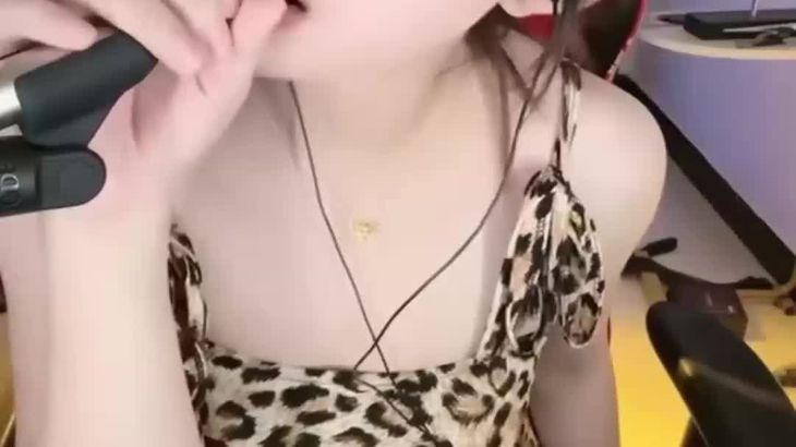 【抖音灵儿】甜美声优ASMR搓麦摩擦舔耳丝袜高跟哄睡福利视频 19