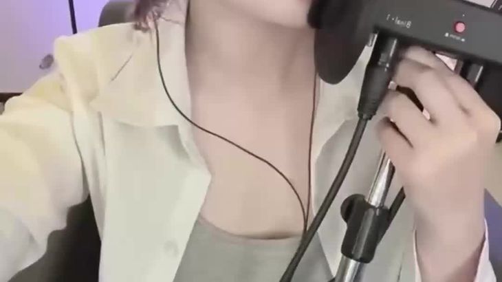 【抖音灵儿】甜美声优ASMR搓麦摩擦舔耳丝袜高跟哄睡福利视频 4