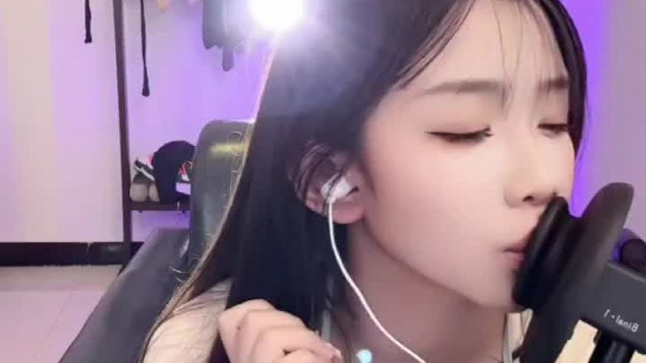 【抖音灵儿】甜美声优ASMR搓麦摩擦舔耳丝袜高跟哄睡福利视频 3